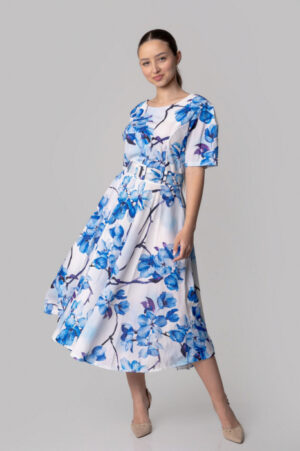 Rochie alba cu imprimeuri florale albastre si centura in talie