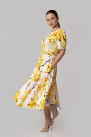 Rochie alba cu imprimeuri florale galbene si centura in talie