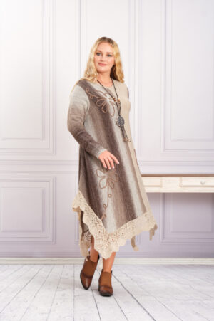 Rochie crem boho chic tricotata cu baza asimetrica si model floral