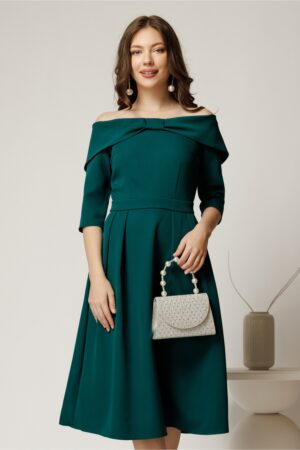 Rochie Irene midi verde in clos cu umerii goi si funda la bust