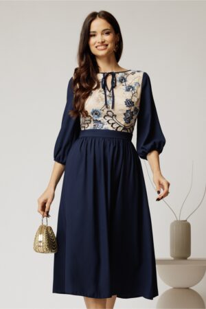 Rochie midi bleumarin din triplu voal in clos cu bust bej din dantela