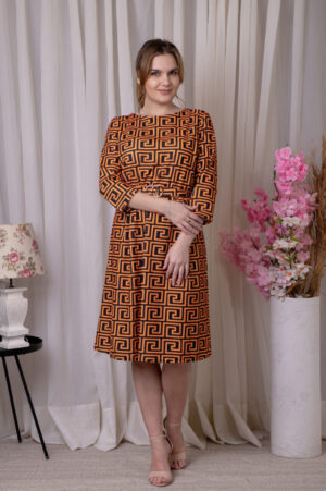 Rochie office orange cu imprimeu geometric negru si cordon in talie