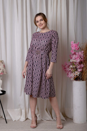 Rochie office roz cu imprimeu geometric negru si cordon in talie