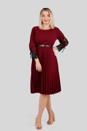 Rochie plisata grena cu dantela si curea in talie