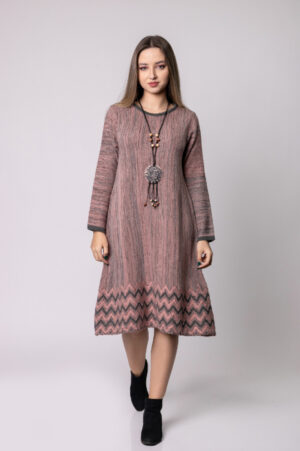 Rochie roz pudrat boho chic cu model geometric