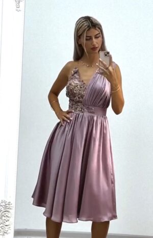 Rochie eleganta in clos prevazuta cu broderie florala 3d si perle