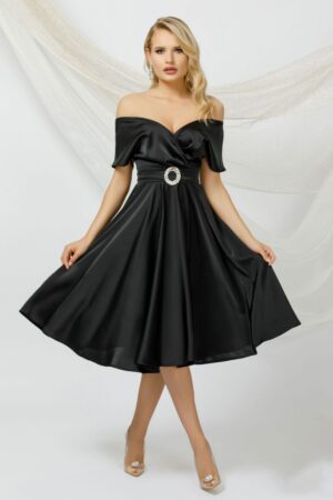 Rochie de ocazie neagra in clos confectionata din material fluida