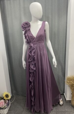 Rochie lunga din voal prevazuta cu volanase in partea din fata si slit pe picior