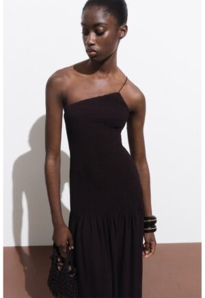 Rochie maxi cu croiala evazata si decolteu pe un umar