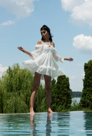 Rochie alba din voal cu volane