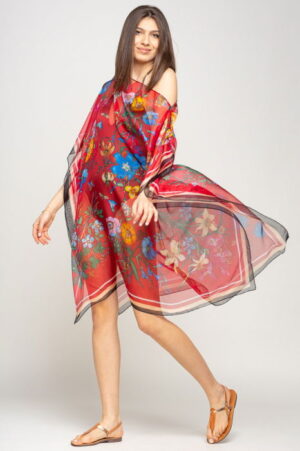 Rochie de plaja tip poncho de plaja cu flori si fluturi pe fond rosu