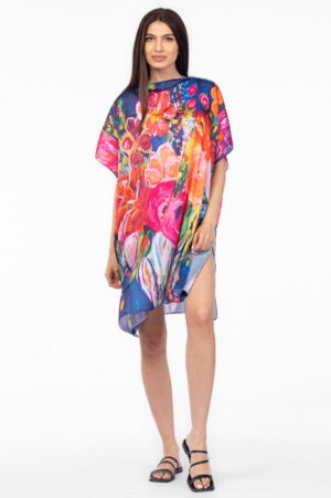 Rochie de plaja tip poncho din matase cu flori fucsia pe fond albstru