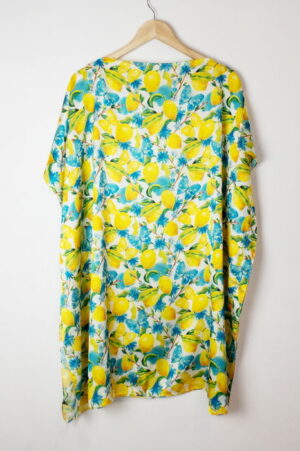 Rochie de plaja tip poncho din matase cu imprimeu mediteranean cu lamai si fluturi