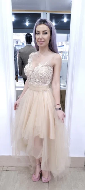 Rochie eleganta din tull de culoare bej prevazuta cu broderie in partea superioara