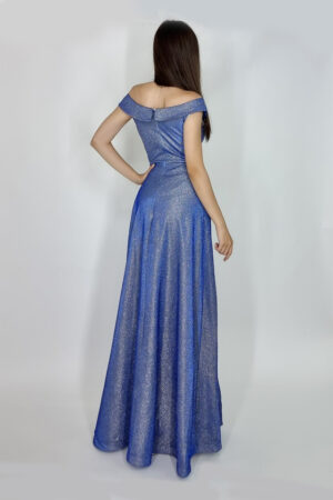 cu pliuri definite si decolteu cu mansete pe umeri