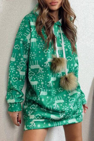 cu tematica de Craciun si ciucuri oversize