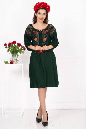 Rochie traditionala verde Aura cu flori brodate si maneci perforate
