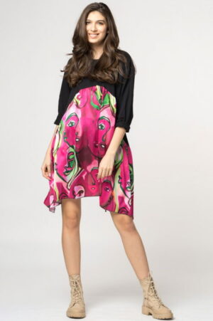 Rochie trendy cu imprimeu chipuri predominant fucsia