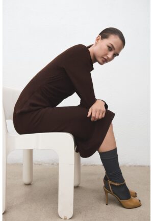 Rochie midi cu decolteu drapat - Maro