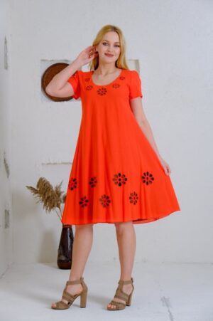 Rochie corai cu detaliu floral perforat