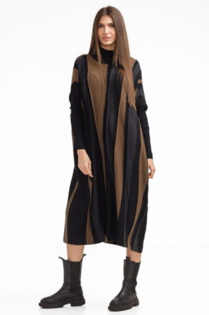 Rochie oversize tricotata cu dungi unduitoare si croi lejer
