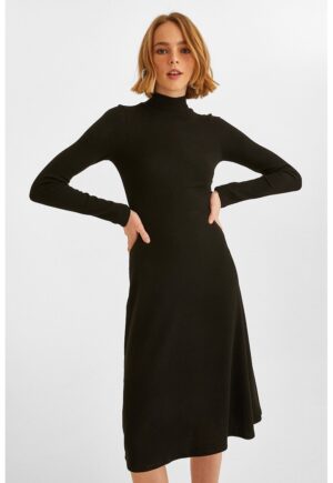 Rochie tricotata fin cu guler mediu - Negru