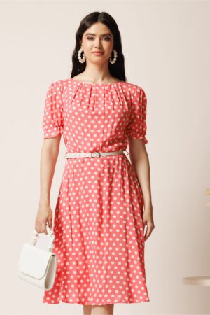 Rochie midi roz din viscoza in clos cu buline si curea in talie