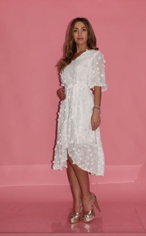 Rochie alba eleganta din voal cu volane