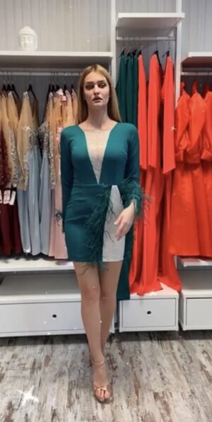 Rochie de ocazie scurta de culoare verde accesorizata cu pene si dantela cu perle