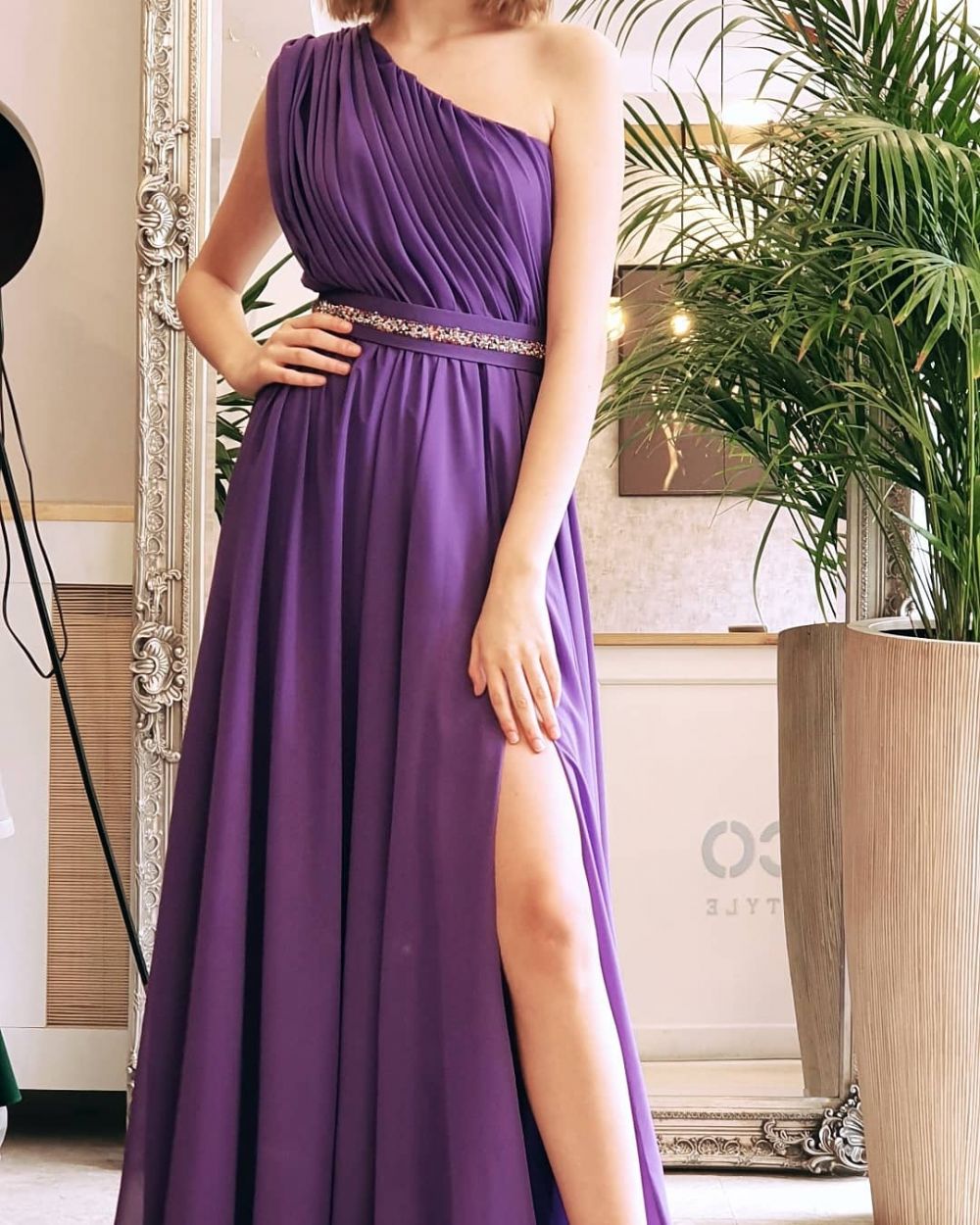 Rochie lunga de ocazie din voal mov accesorizata cu pense in zona superioara si centrura detasabila
