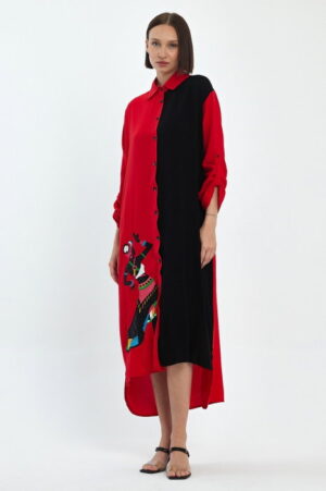Rochie camasa oversize rosu-negru cu broderie silueta fata africana