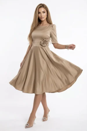 Rochie eleganta din tafta bej accesorizata cu trandafir la talie