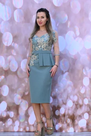 Rochie eleganta cu croi conic de culoare vernil cu partea superioara prevazuta cu broderie
