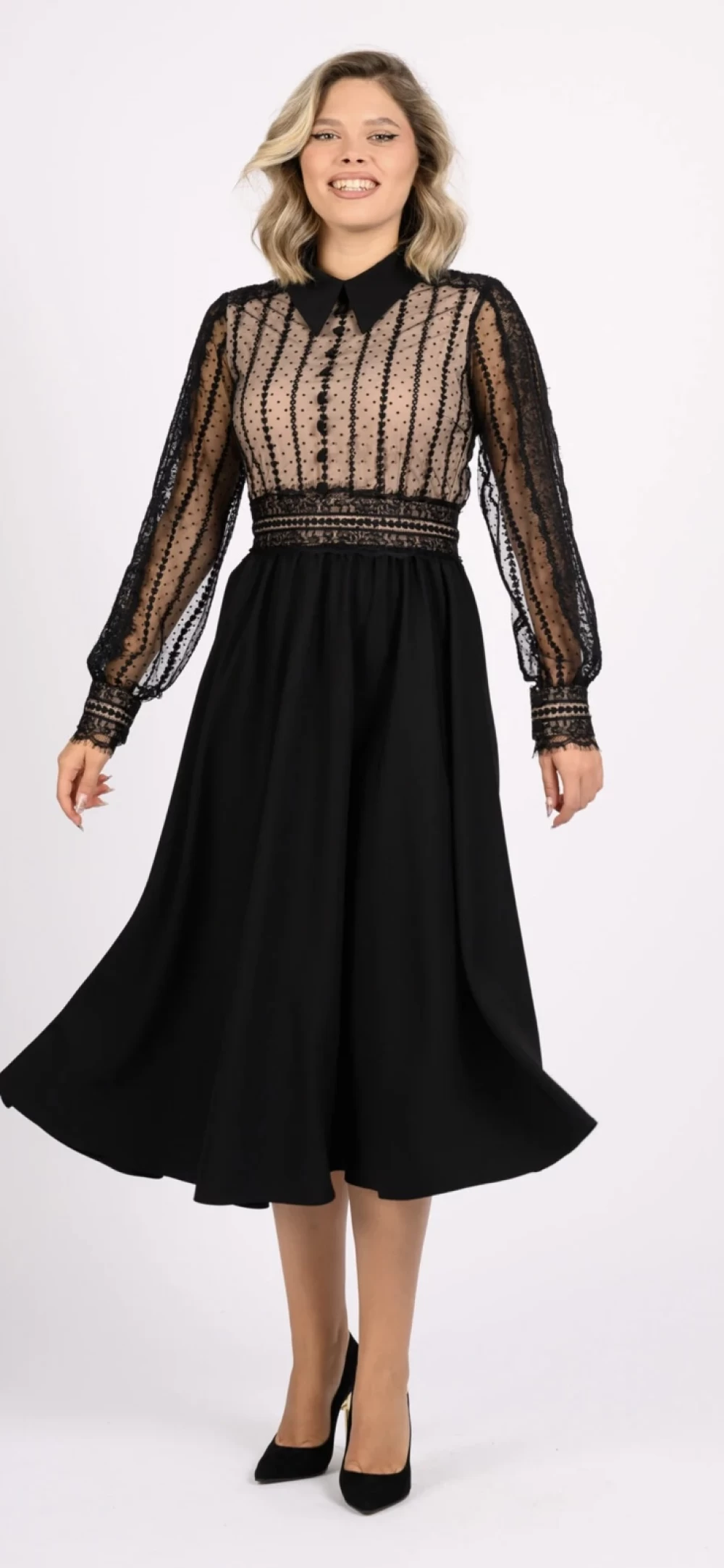 Rochie eleganta neagra cu croi lejer in clos si partea superioara prevazuta cu dantela
