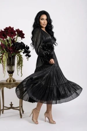 Rochie elegantă midi din voal plisat cu design deosebit și flori maxi detasabile