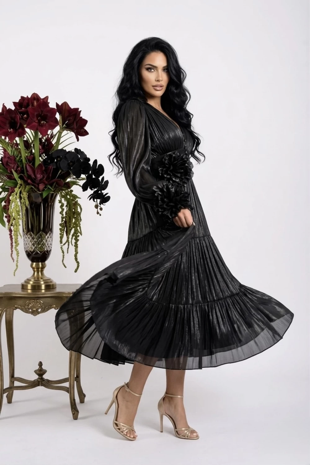 Rochie elegantă midi din voal plisat cu design deosebit și flori maxi detasabile