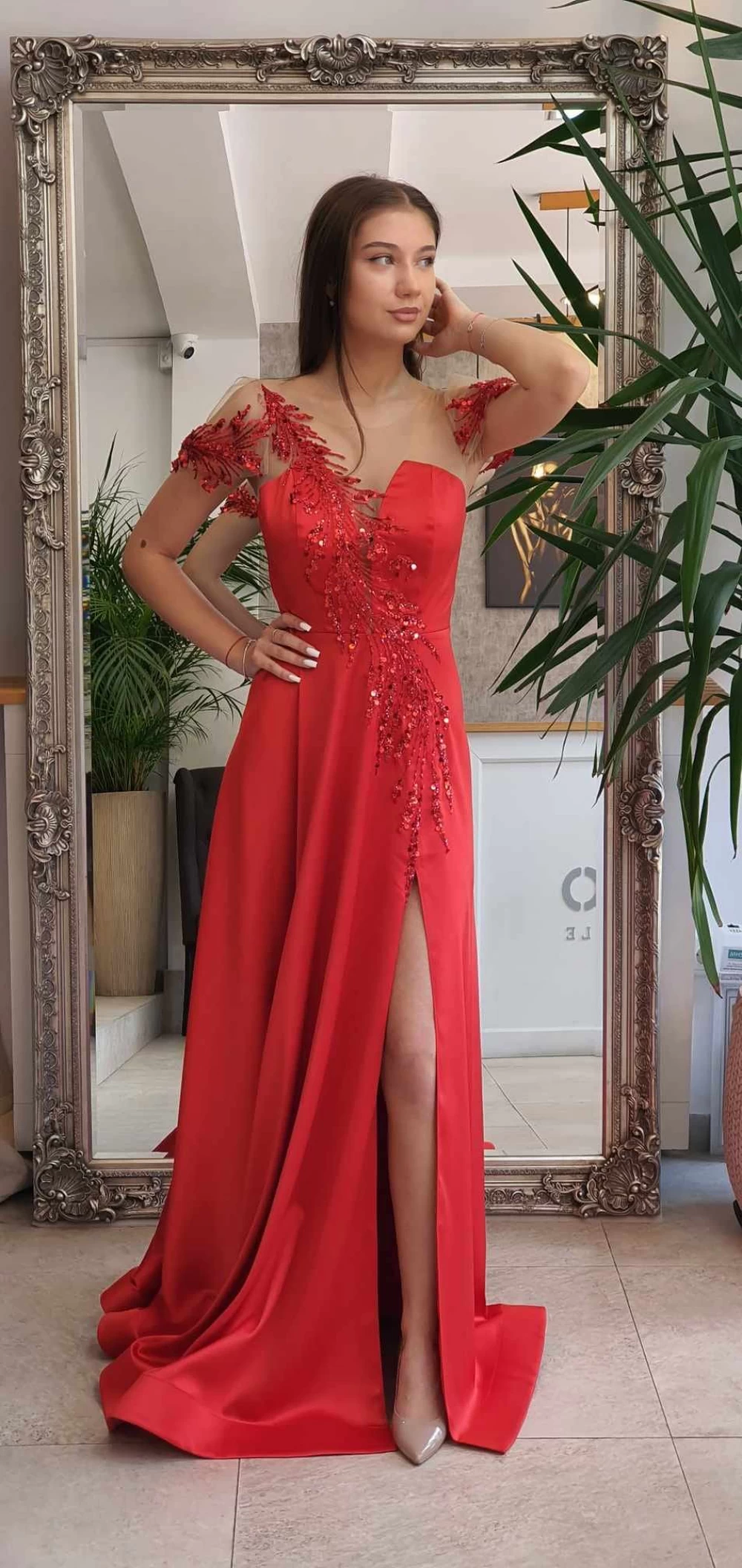 Rochie eleganta din tafta rosie cu slit pe picior si broderie pretioasa