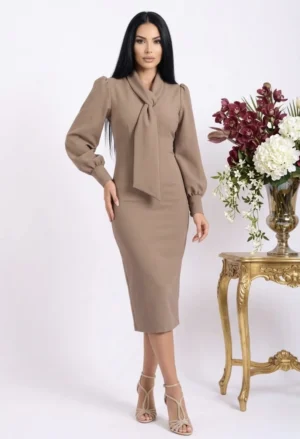 Rochie eleganta bej cu lungimea midi si croi cambrat cu maneca lunga