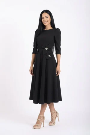 Rochie eleganta neagra cu croi in clos si detalii la talie