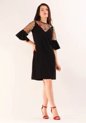 Rochie eleganta neagra cu croi lejer si broderie florala colorata
