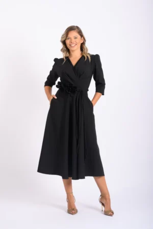 Rochie midi eleganta de culoare neagra accesorizata cu floare detasabila la talie