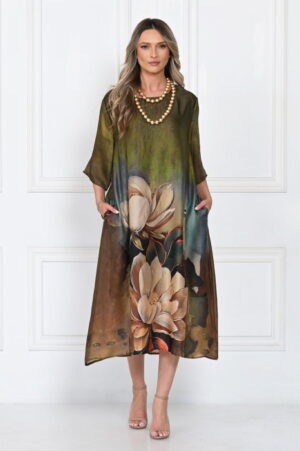 Rochie eleganta satinata A-line cu imprimeu floral artistic si croi lejer fluid