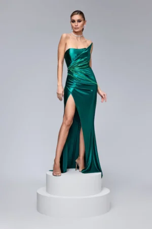 Rochie lunga de ocazie prevazuta cu broderie la bust si design deosebit