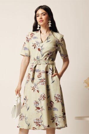 Rochie midi bej in clos cu imprimeuri maro si cordon in talie