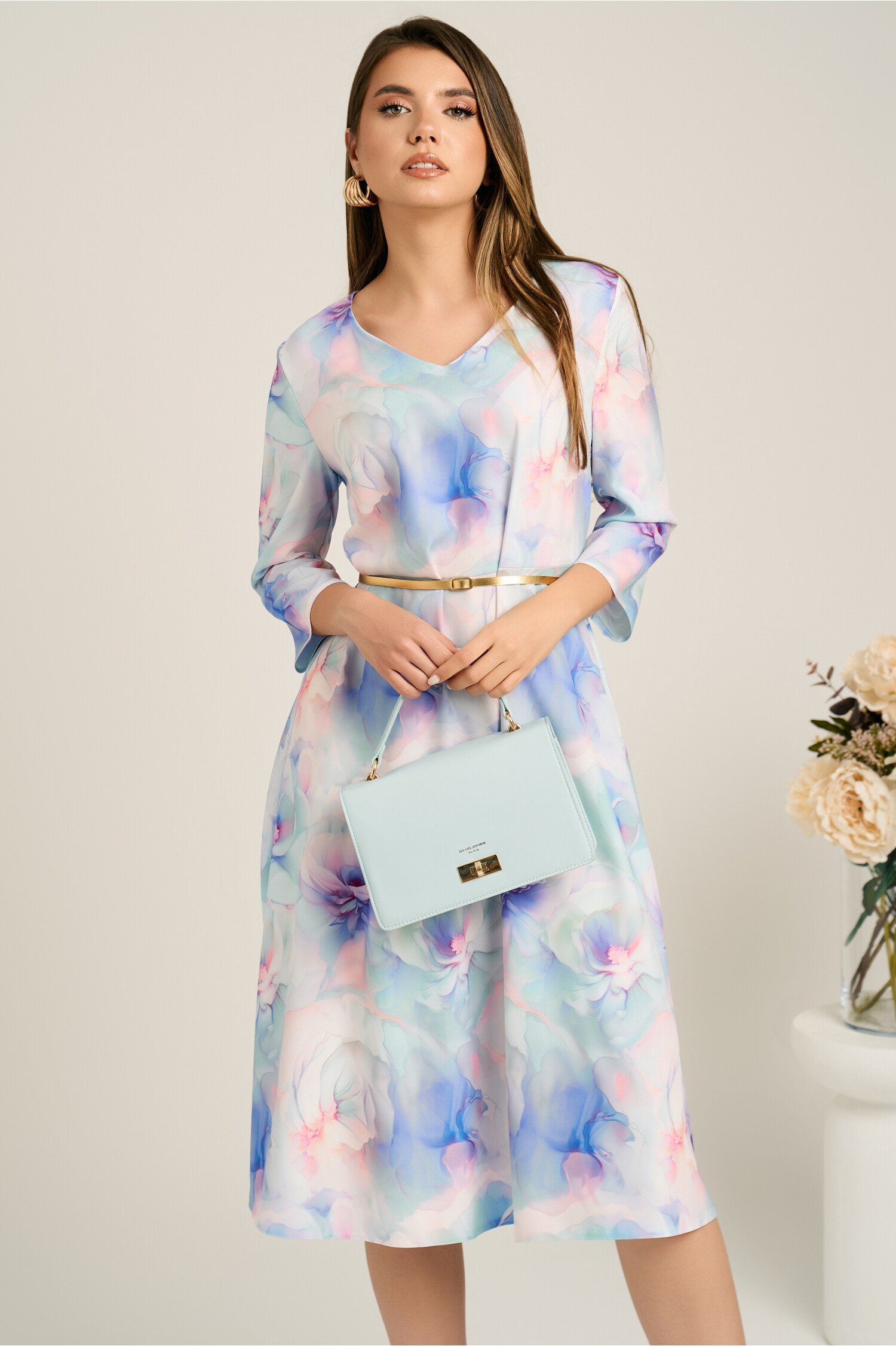 Rochie midi turcoaz in clos din stofa cu flori bleu si curea in talie