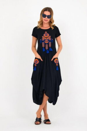 Rochie neagra in colturi cu broderie portocalie    Dreamcatcher   si ciucuri