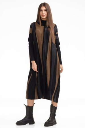 Rochie oversize tricotata cu dungi unduitoare si croi lejer