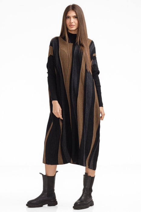 Rochie oversize tricotata cu dungi unduitoare si croi lejer