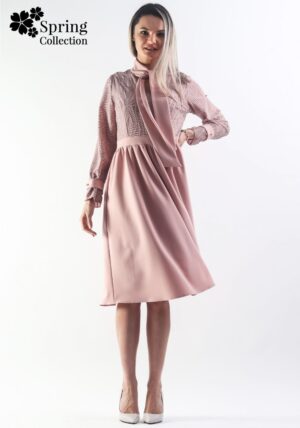 Rochie Moze roz prafuit cu guler tip esarfa si croiala in clos