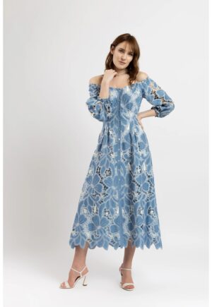 Rochie midi cu umeri decupati din denim cu broderie sparta
